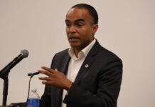 Fiscal general de WA presiona para frenar aumento de tarifas de Northwest Natural Gas Nick Brown durante el Town Hall que se llevó a cabo en el Hapo Center en Pasco el 14 de Julio 2025