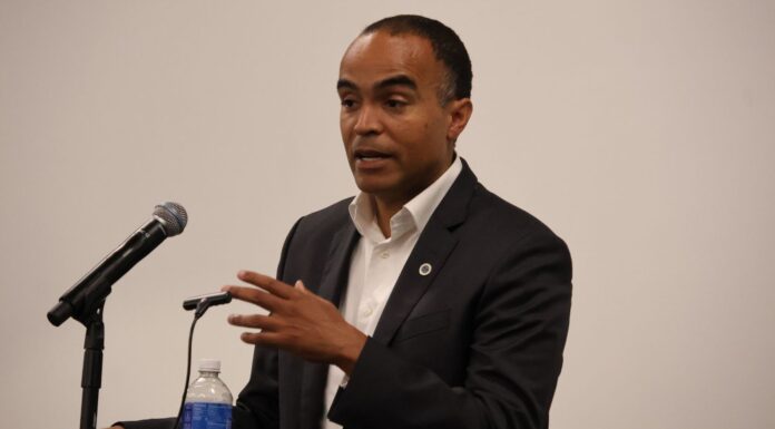 Fiscal general de WA presiona para frenar aumento de tarifas de Northwest Natural Gas Nick Brown durante el Town Hall que se llevó a cabo en el Hapo Center en Pasco el 14 de Julio 2025