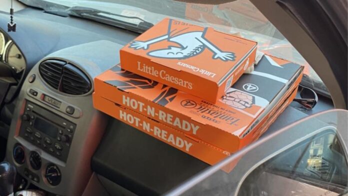 Foto: Cajas de pizza encontradas dentro del vehículo del sospechoso - Cortesía del Departamento de policía de Lynnwood Cajas de pizza encontradas dentro del vehículo del sospechoso