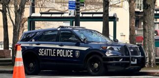 Motociclista muere y mujer resulta gravemente herida tras accidente en Seattle Patrulla policial de Seattle y agente de policía dirigiendo el tráfico en Seattle©️ Latino Herald
