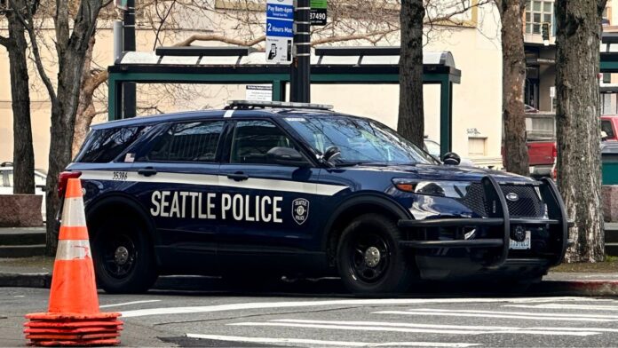 Patrulla policial de Seattle y agente de policía dirigiendo el tráfico en Seattle©️ Latino Herald Patrulla policial de Seattle y agente de policía dirigiendo el tráfico en Seattle©️ Latino Herald