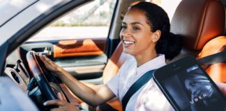 Uber lanza función que permite a conductoras mujeres y no binarias elegir pasajeras del mismo género Woman Driving a Car