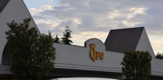 QFC cerrará sucursal de Mill Creek mientras prepara el cierre de más tiendas Exterior de tienda QFC