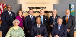 Aprueban nuevo impuesto para reforzar la seguridad pública y evitar recortes en servicios básicos Foto: Miembros del consejo del condado de King. De pie, de izquierda a derecha: De'Sean Quinn (Distrito 5), Teresa Mosqueda (Distrito 8), Rod Dembowski (Distrito 1), Peter von Reichbauer (Distrito 7), Claudia Balducci (Distrito 6) y Jorge L. Barón (Distrito 4). Sentados, de izquierda a derecha: la vicepresidenta del Consejo Sarah Perry (Distrito 3), el presidente del Consejo Girmay Zahilay (Distrito 2) y el vicepresidente del Consejo Reagan Dunn (Distrito 9). - Cortesía del condado de King