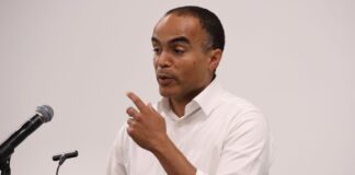 Fiscal Brown demanda a empresa buscando proteger datos personales de quienes reciben asistencia alimentaria Nick Brown durante el Town Hall que se llevó a cabo en el Hapo Center en Pasco el 14 de Julio 2025