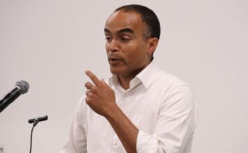 Exigen transparencia tras negativa de ICE a revelar datos sobre víctimas mortales Nick Brown durante el Town Hall que se llevó a cabo en el Hapo Center en Pasco el 14 de Julio 2025