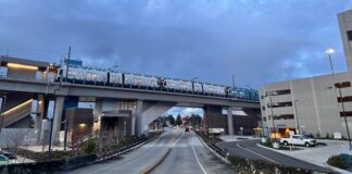 La extensión del tren ligero a Federal Way proyecta inauguración para fin de año Tren ligero estación de Lynnwood, WA ©️ Latino Herald