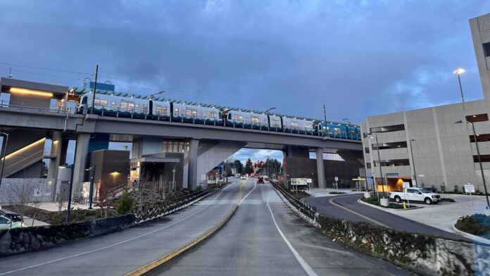 Tren ligero estación de Lynnwood, WA ©️ Latino Herald Tren ligero estación de Lynnwood, WA ©️ Latino Herald