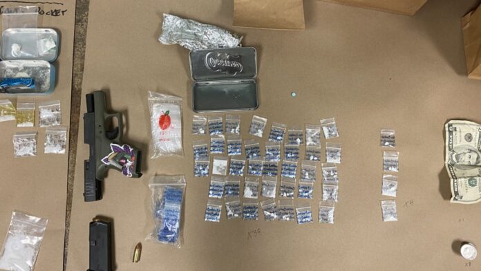 Foto: Arma de fuego, drogas y dinero incautados por las autoridades durante un arresto por narcóticos en el centro de la ciudad el 23 de julio. - Cortesía del SPD Foto: Arma de fuego, drogas y dinero incautados por las autoridades durante un arresto por narcóticos en el centro de la ciudad el 23 de julio. - Cortesía del SPD