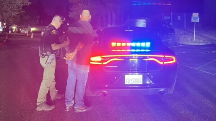 Foto: Momento en el que uno de los sospechosos fue detenido por las autoridades - Cortesía del Sheriff Sanders Foto: Momento en el que uno de los sospechosos fue detenido por las autoridades - Cortesía del Sheriff Sanders