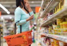 Cómo los nuevos aranceles podrían elevar los precios en los supermercados Woman with Food Basket at Grocery or Supermarket