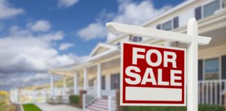 Aumenta las ventas de viviendas en Seattle, otros segmentos del mercado se estancan Home for Sale Real Estate Sign and House