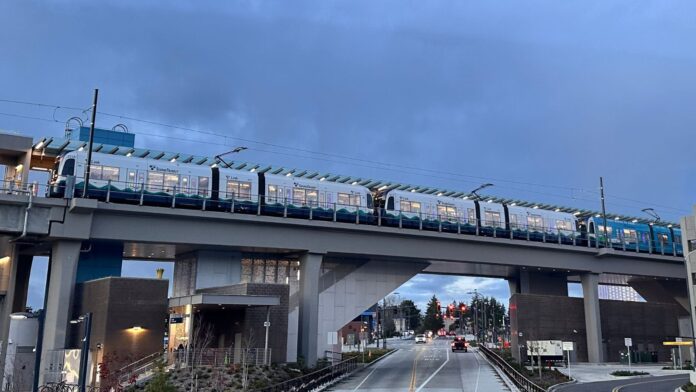 Tren ligero estación de Lynnwood, WA ©️ Latino Herald