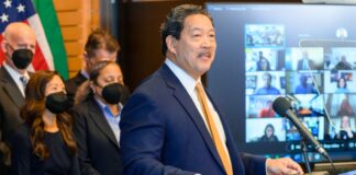 Harrell celebra medida que abre la competencia en Seattle Foto: Bruce Harrell durante su ceremonia de juramentación. - Cortesía de la oficina del alcalde Harrell