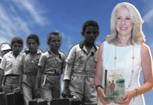 María de Lourdes Victoria presenta «La Maletita Azul», novela inspirada en los niños de Morelia La escritora María de Lourdes Victoria sostiene su libro La maletita azul, acompañado de una fotografía histórica de niños refugiados españoles caminando con sus maletas en Veracruz, 1937.