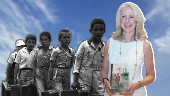 1 La escritora María de Lourdes Victoria sostiene su libro La maletita azul, acompañado de una fotografía histórica de niños refugiados españoles caminando con sus maletas en Veracruz, 1937.