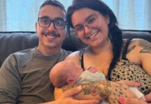 La importancia del primer diente: cómo proteger la sonrisa de tu hijo Georgia y Chris Rocca-Vázquez, padres del recién nacido, Lucas, sonríen a la cámara mientras sostienen a su bebé.