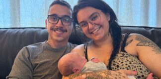 La importancia del primer diente: cómo proteger la sonrisa de tu hijo Georgia y Chris Rocca-Vázquez, padres del recién nacido, Lucas, sonríen a la cámara mientras sostienen a su bebé.