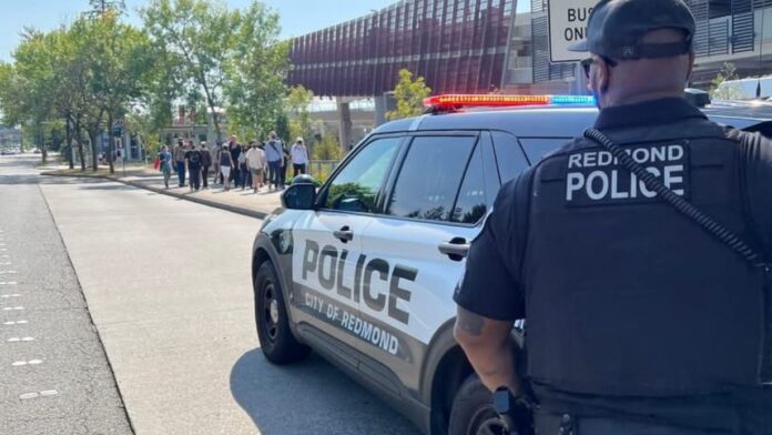 Un oficial de la Policía de Redmond custodia la zona frente a un edificio de Microsoft tras la detención de siete manifestantes. Cortesía de la Policía de Redmond, WA.