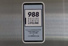 El cierre de la línea alterna del 988 para jóvenes LGBTQ+ y los recursos aún disponibles Imán con información de la línea 988 Suicide & Crisis Lifeline pegado en la puerta de un refrigerador, con instrucciones para llamar, enviar mensajes de texto o chatear en línea y recibir apoyo en situaciones de crisis. © Latino Herald