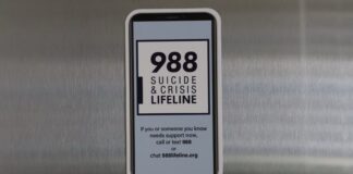 El cierre de la línea alterna del 988 para jóvenes LGBTQ+ y los recursos aún disponibles Imán con información de la línea 988 Suicide & Crisis Lifeline pegado en la puerta de un refrigerador, con instrucciones para llamar, enviar mensajes de texto o chatear en línea y recibir apoyo en situaciones de crisis. © Latino Herald