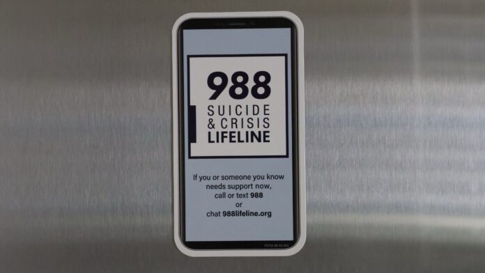 22-general-.zip-5.jpg Imán con información de la línea 988 Suicide & Crisis Lifeline pegado en la puerta de un refrigerador, con instrucciones para llamar, enviar mensajes de texto o chatear en línea y recibir apoyo en situaciones de crisis. © Latino Herald