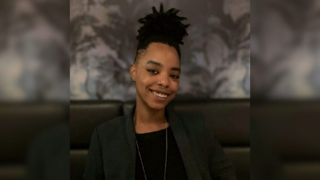 Makayla Wright, del programa Best Starts for Kids de Seattle & King County Public Health, es un ejemplo del trabajo que se realiza para apoyar el bienestar de los jóvenes LGBTQ+. Si necesitas ayuda o simplemente quieres hablar con alguien, hay varias opciones disponibles para ti. Foto - cortesía de Makayla Wright, MSW.