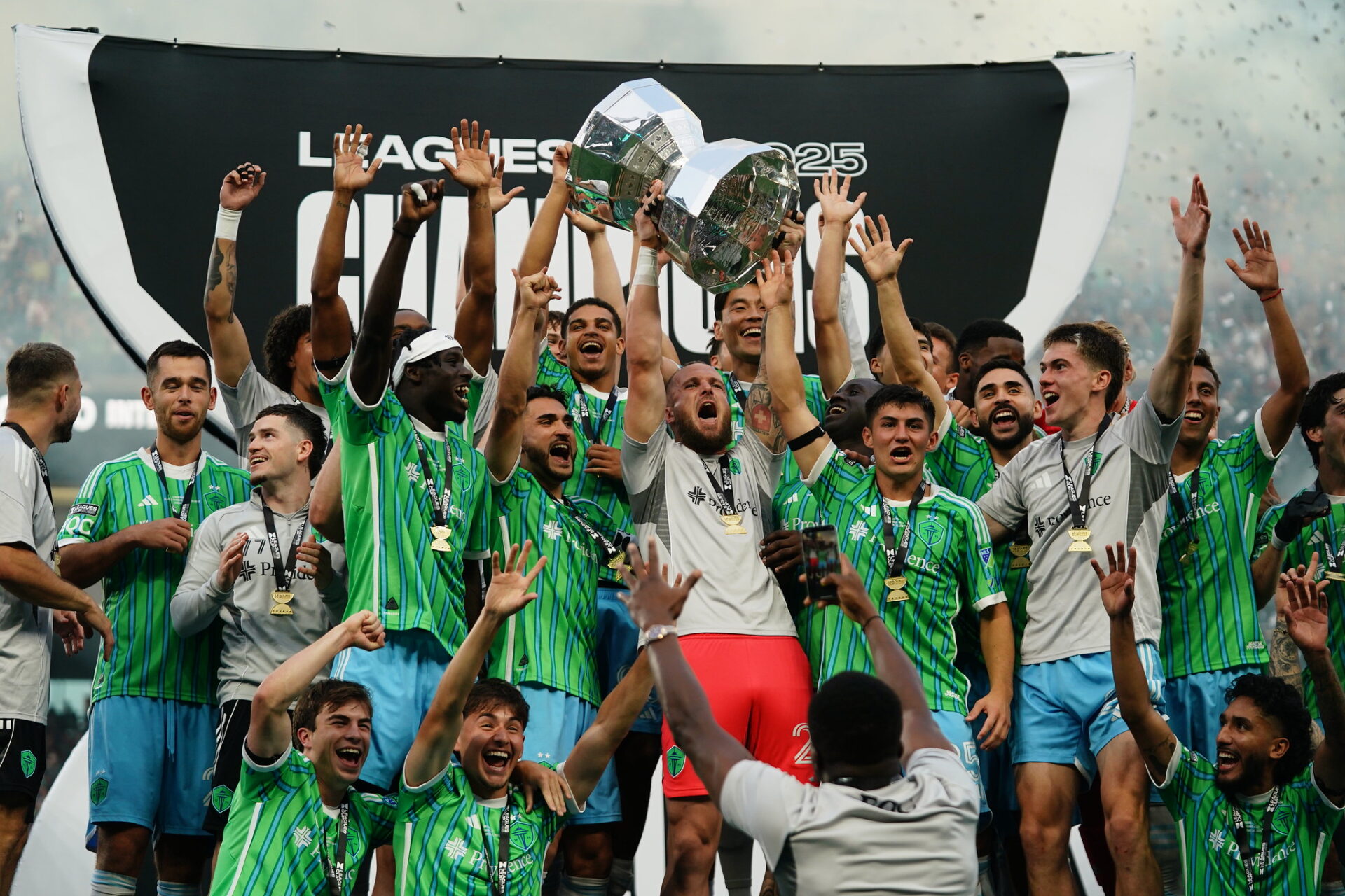 Seattle Sounders F.C. celebra con la copa de la Leagues Cup 2025 en Lumen Field