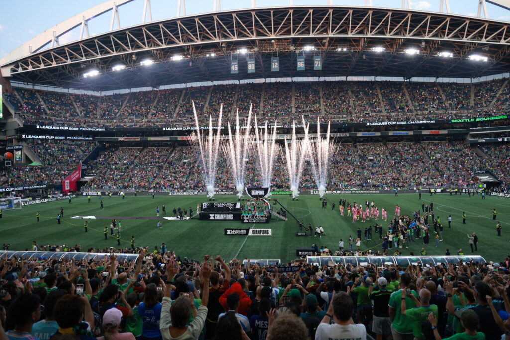 Seattle Sounders F.C. celebra con la copa de la Leagues Cup 2025 en Lumen Field