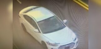 Hombre muere en tiroteo en el Distrito Universitario de Seattle Foto: Vehículo Hyundai Elantra de color blanco involucrado en el suceso - Cortesía del SPD