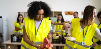 Bancos de alimentos en Washington enfrentan severa crisis y riesgo de colapso Altruist people working in a food bank
