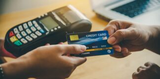 Empresas de WA advierten que los aranceles de Trump impactarán el bolsillo de los consumidores Paying by Credit Card