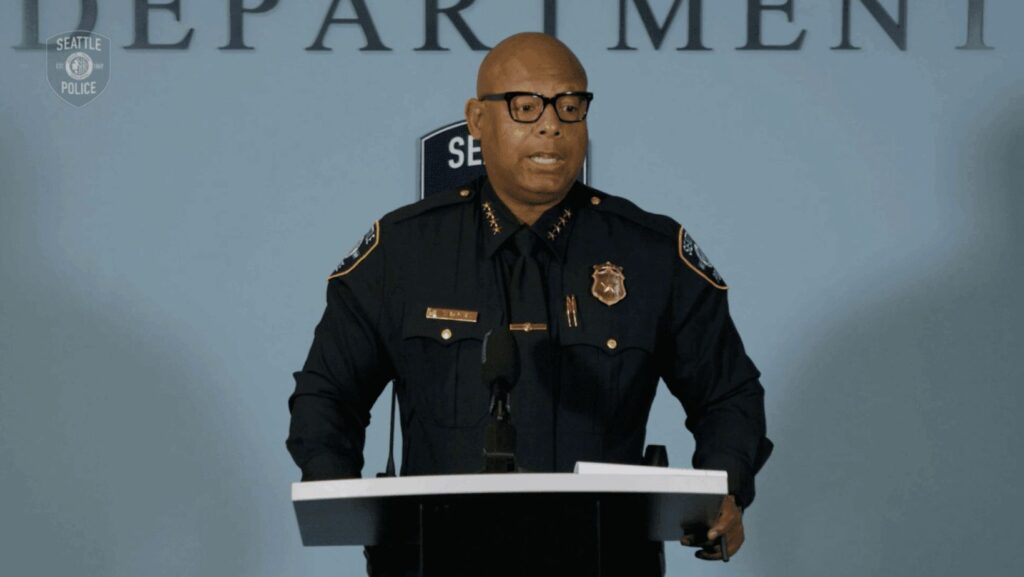Foto: Shon Barnes, jefe de policía de Seattle, durante una conferencia de prensa el lunes 4 de agosto del 2025 - Comunicado del SPD - Cortesía del SPD