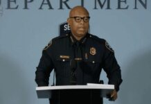 Renuncia el jefe de Policía de Seattle Foto: Shon Barnes, jefe de policía de Seattle, durante una conferencia de prensa el lunes 4 de agosto del 2025 - Comunicado del SPD - Cortesía del SPD