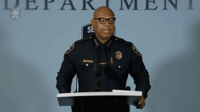 Foto: Shon Barnes, jefe de policía de Seattle, durante una conferencia de prensa el lunes 4 de agosto del 2025 - Comunicado del SPD - Cortesía del SPD