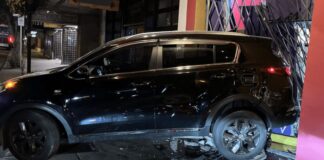 Sospechosos estrellan un Kia robado contra tienda de tabaco en West Seattle Foto: Kia robado que se estrelló contra una tabaquería de West Seattle la madrugada del jueves 7 de agosto de 2025 - Cortesía del SPD