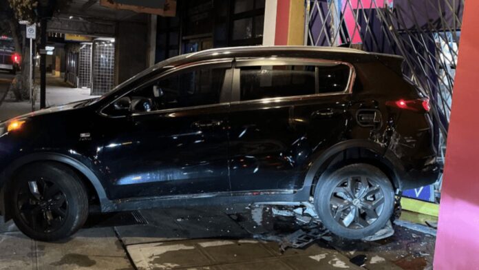 Foto: Kia robado que se estrelló contra una tabaquería de West Seattle la madrugada del jueves 7 de agosto de 2025 - Cortesía del SPD Foto: Kia robado que se estrelló contra una tabaquería de West Seattle la madrugada del jueves 7 de agosto de 2025 - Cortesía del SPD
