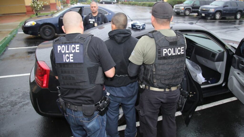 Foto: Agentes de ICE durante un operativo de control de inmigración en el que detienen a un presunto inmigrante indocumentado - Cortesía del ICE