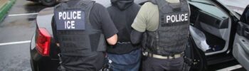 Foto: Agentes de ICE durante un operativo de control de inmigración en el que detienen a un presunto inmigrante indocumentado - Cortesía del ICE