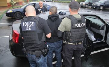 Aumenta la detención de latinos sin antecedentes penales bajo el gobierno de Trump Foto: Agentes de ICE durante un operativo de control de inmigración en el que detienen a un presunto inmigrante indocumentado - Cortesía del ICE