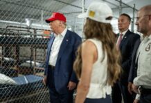 Jueza de Florida detiene la construcción del centro de detención de inmigrantes ‘Alligator Alcatraz’ Foto: Donald Trump participa en un recorrido por el centro de detención de inmigrantes apodado "Alligator Alcatraz", el martes 1 de julio de 2025, - Cortesía de la Casa Blanca