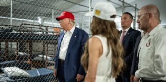 Jueza de Florida detiene la construcción del centro de detención de inmigrantes ‘Alligator Alcatraz’ Foto: Donald Trump participa en un recorrido por el centro de detención de inmigrantes apodado "Alligator Alcatraz", el martes 1 de julio de 2025, - Cortesía de la Casa Blanca