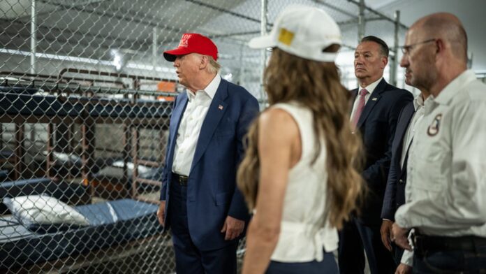 Foto: Donald Trump participa en un recorrido por el centro de detención de inmigrantes apodado "Alligator Alcatraz", el martes 1 de julio de 2025, - Cortesía de la Casa Blanca Foto: Donald Trump participa en un recorrido por el centro de detención de inmigrantes apodado "Alligator Alcatraz", el martes 1 de julio de 2025, - Cortesía de la Casa Blanca