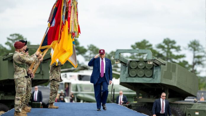 Foto: Donald Trump llega a Fort Bragg, Carolina del Norte, para pronunciar un discurso el martes 10 de junio de 2025 - Cortesía de la Blanca Foto: Donald Trump llega a Fort Bragg, Carolina del Norte, para pronunciar un discurso el martes 10 de junio de 2025 - Cortesía de la Blanca