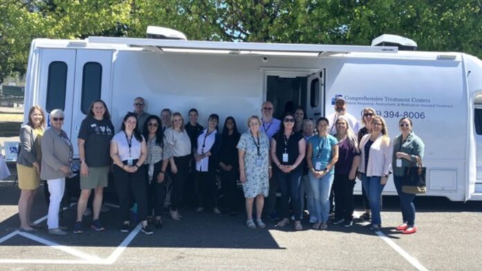Foto: Funcionarios electos locales y estatales, personal del Departamento de Salud y Servicios Humanos del condado de Snohomish y personal de la clínica del Centro de Tratamiento Integral de Lynnwood posan frente a la nueva clínica móvil - Cortesía del condado de Snohomish Foto: Funcionarios electos locales y estatales, personal del Departamento de Salud y Servicios Humanos del condado de Snohomish y personal de la clínica del Centro de Tratamiento Integral de Lynnwood posan frente a la nueva clínica móvil - Cortesía del condado de Snohomish