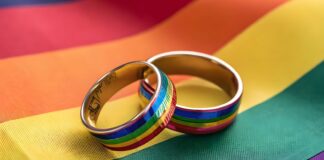 La Corte Suprema podría anular el matrimonio igualitario en Estados Unidos Rainbow Wedding Rings on LGBTQ Pride Flag