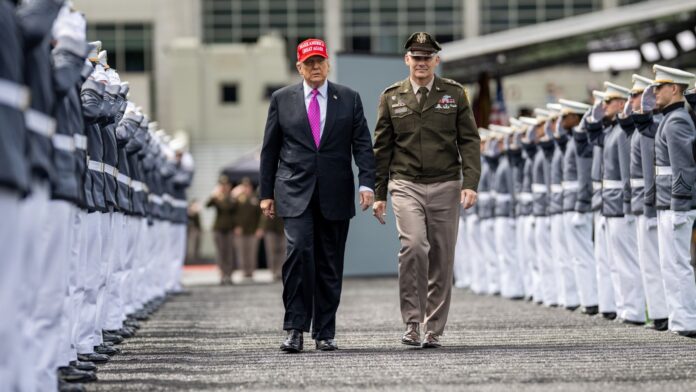 Foto: Donald Trump sale del Estadio Michie tras pronunciar un discurso en la ceremonia de graduación de la Academia Militar de EE. UU., el sábado 24 de mayo de 2025, - Cortesía de la Casa Blanca Foto: Donald Trump sale del Estadio Michie tras pronunciar un discurso en la ceremonia de graduación de la Academia Militar de EE. UU., el sábado 24 de mayo de 2025, - Cortesía de la Casa Blanca