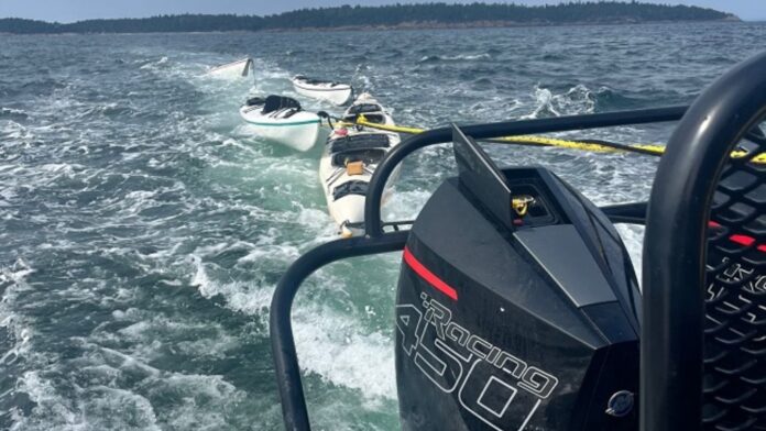 Foto: Momento en el que la Real Policía montada de Canadá, remolca parte de los Kayaks de las 12 personas rescatada el jueves 12 de agosto del 2025, - Cortesía de la Real Policía montada de Canadá. Foto: Momento en el que la Real Policía montada de Canadá, remolca parte de los Kayaks de las 12 personas rescatada el jueves 12 de agosto del 2025, - Cortesía de la Real Policía montada de Canadá.