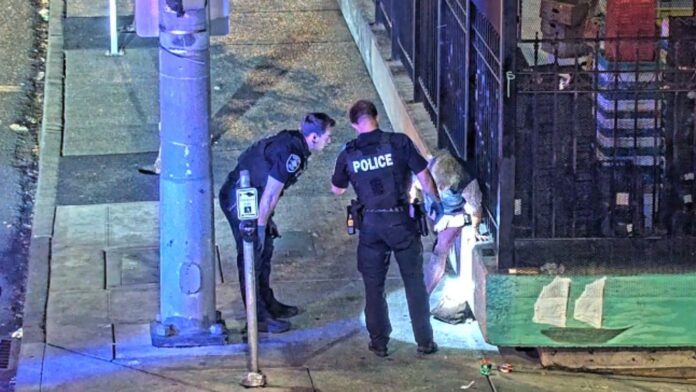 Foto: Agentes policiales brindado asistencia a la mujer agredida en el Distrito Internacional de Chinatown, el 20 de agosto del 2025. - Cortesía del SPD Foto: Agentes policiales brindado asistencia a la mujer agredida en el Distrito Internacional de Chinatown, el 20 de agosto del 2025. - Cortesía del SPD
