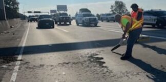 Arrestan a peatón acusado de lanzar clavos en la SR16 de Tacoma Foto: Labores de limpieza de los clavos en la SR16 - Cortesía de la patrulla estatal de Washington